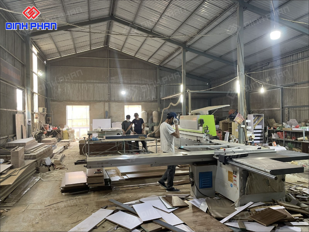 Máy CNC hoặc máy cắt gỗ công nghiệp trong xưởng.